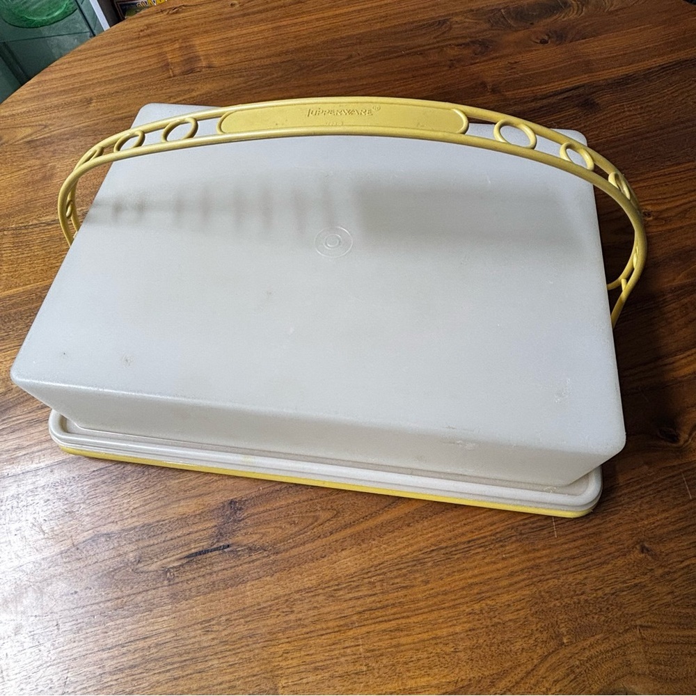 Tupperware vintage harvest gold 3-piece sheet cake carrier with handle